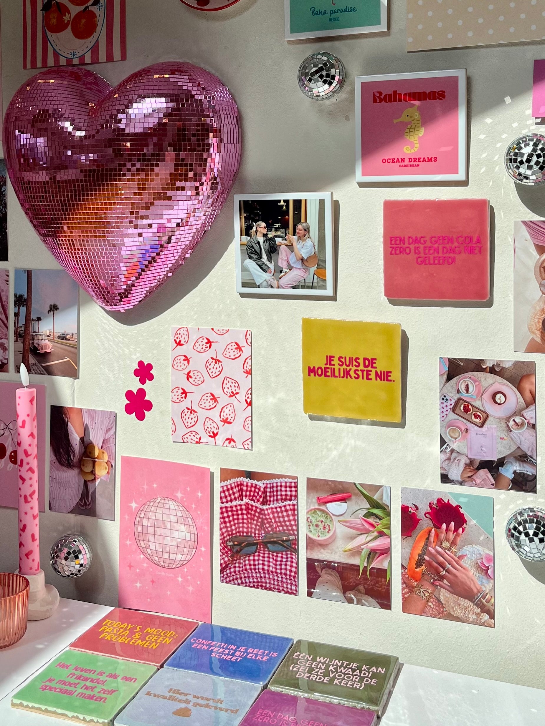 Crochet adhésif pour carreaux 